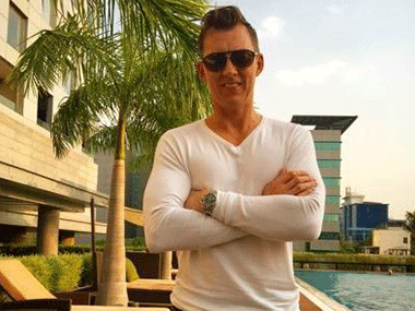 Brett Lee learns Hindi from cast of Bhabhi Ji Ghar Par Hain, promotes his film UnIndian Brett Lee learns Hindi from cast of Bhabhi Ji Ghar Par Hain, promotes his film UnIndian