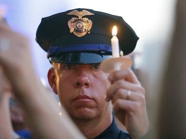 Over 1,000 attend candlelight vigil for Dallas police officers killed in 8 July shootout Over 1,000 attend candlelight vigil for Dallas police officers killed in 8 July shootout