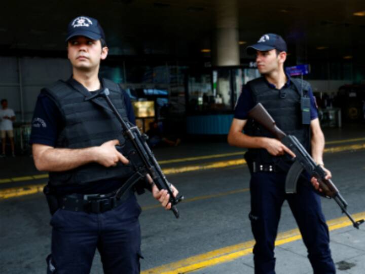 Two Islamic State suspects detained at Istanbul airport: Report