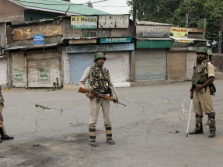 Kashmir remains paralysed as curfew continues for 34th consecutive day