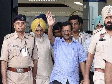 Kejriwal, AAP leaders perform voluntary service at Golden Temple Kejriwal, AAP leaders perform voluntary service at Golden Temple