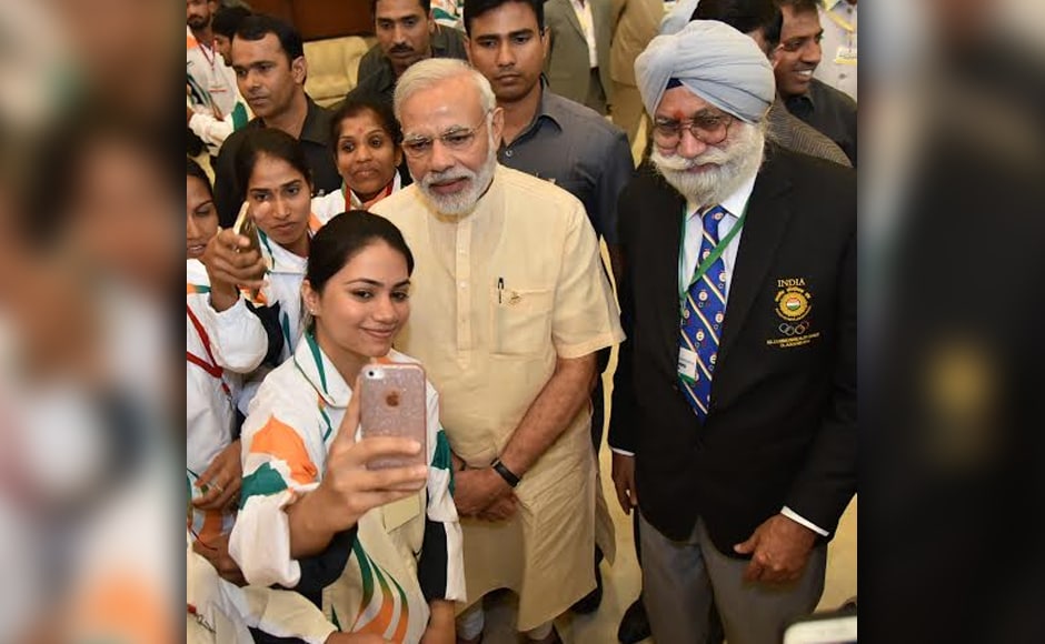 PM Modi also obliged the athletes with selfies at the Manekshaw Centre. They were seen taking his autographs as well. Photo: PIB /Twitter PM Modi also obliged the athletes with selfies at the Manekshaw Centre. They were seen taking his autographs as well. Photo: PIB /Twitter