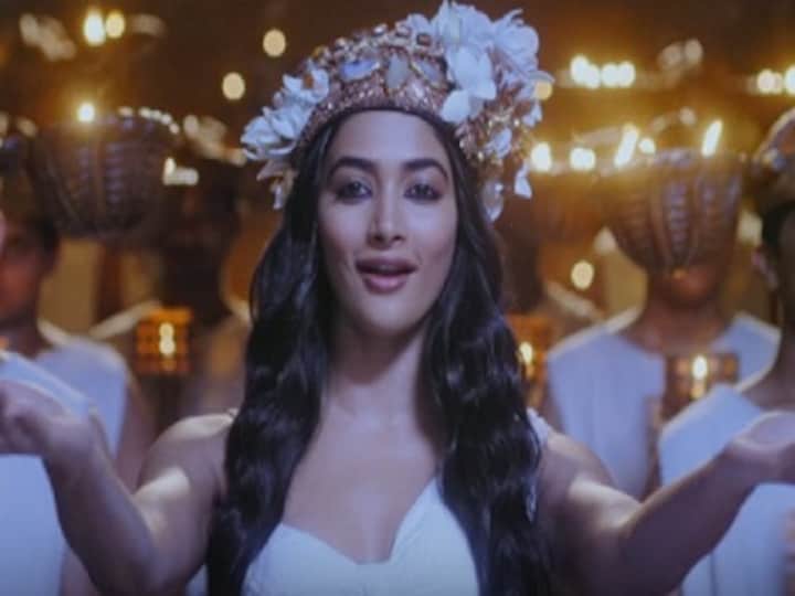 'Tu Hai' from 'Mohenjo Daro': Try not to laugh at this 'wooing' song between Hrithik-Pooja Hegde