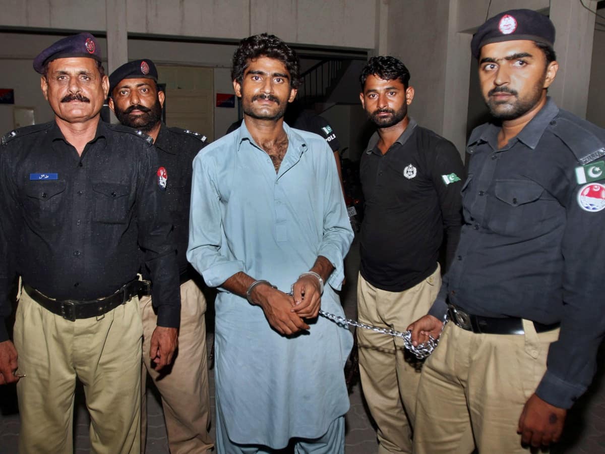 Waseem Azeem, the brother of slain model Qandeel Baloch, being arrested. AP