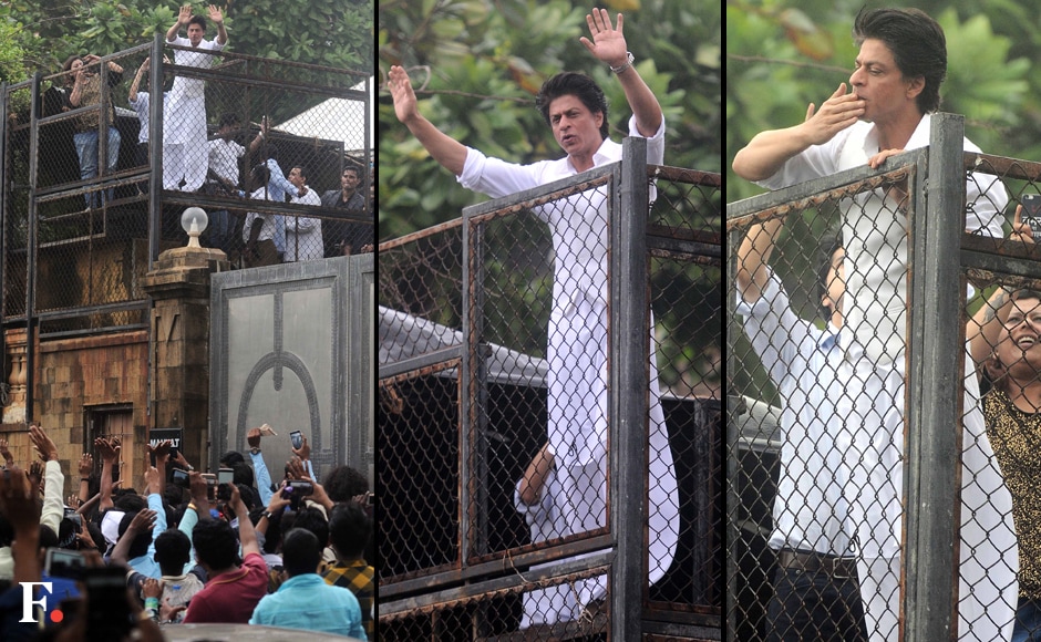 SRK waves at fans outside Mannat. Sachin Gokhale/Firstpost SRK waves at fans outside Mannat. Sachin Gokhale/Firstpost