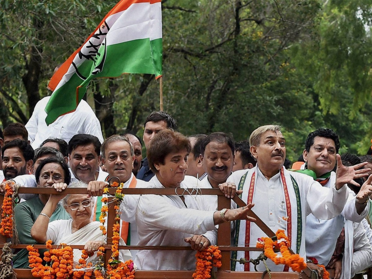 Sheila Dikshit involved in accident during Lucknow roadshow, escapes with minor injuries Sheila Dikshit involved in accident during Lucknow roadshow, escapes with minor injuries