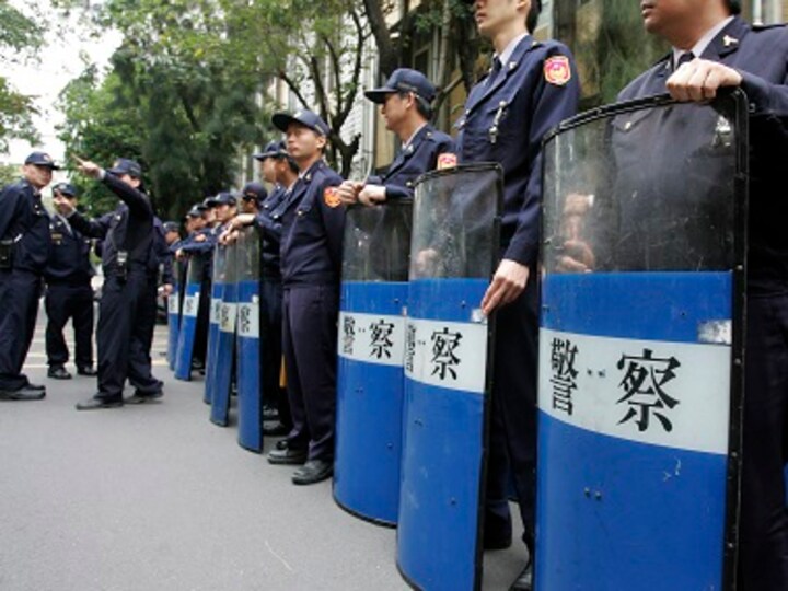 Taiwan police locks down suspect after train blast in Taipei