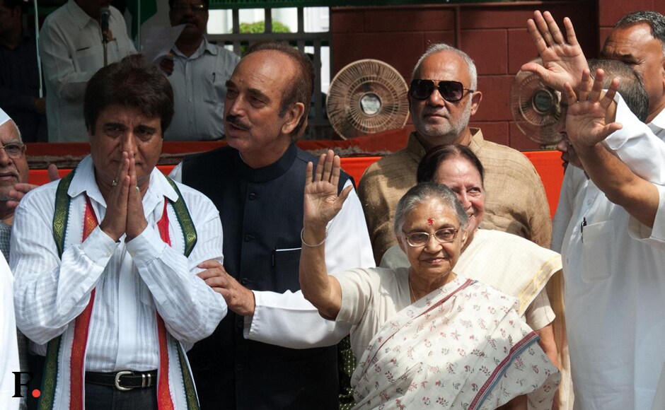 Sonia Gandhi and Rahul Gandhi flag off the bus with slogan Sonia Gandhi and Rahul Gandhi flag off the bus with slogan