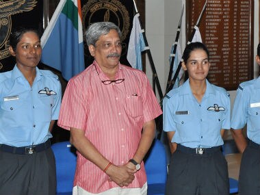 Manohar Parrikar with the newly commissioned women fighter pilots. PIB