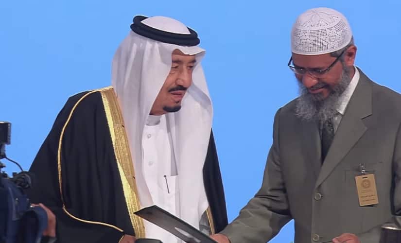 Zakir Naik receives the King Faisal Award from King Salman bin Abdulaziz Al Saud. Screen grab from YouTube