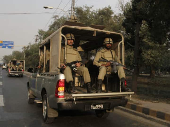 Explosion near a paramilitary rangers vehicle kills 1, injures 8 in Pakistan