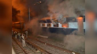 Patna students torch coaches of South Bihar Express after boy comes under the train