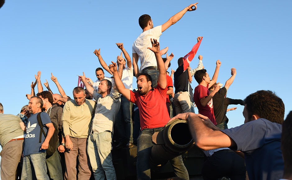 Soldiers backed by tanks blocked entry to Istanbul's airport for a couple of hours, before being overtaken by pro-government crowds carrying Turkish flags. Photo: AFP Soldiers backed by tanks blocked entry to Istanbul's airport for a couple of hours, before being overtaken by pro-government crowds carrying Turkish flags. Photo: AFP