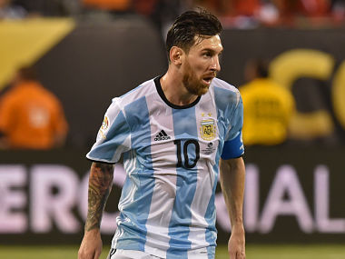 Lionel Messi cannot fix all of Argentina's problems, says coach Edgardo Bauza Lionel Messi cannot fix all of Argentina's problems, says coach Edgardo Bauza