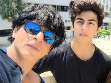 This is what happened when Shah Rukh Khan went to drop Aryan Khan to college This is what happened when Shah Rukh Khan went to drop Aryan Khan to college