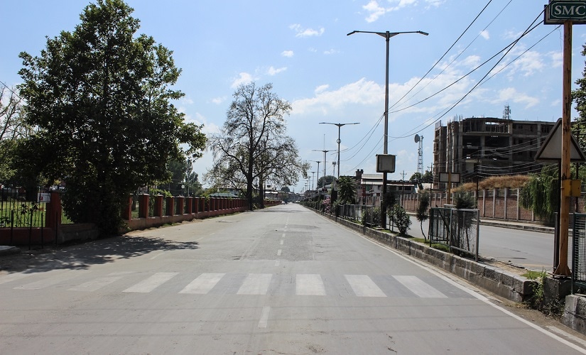 The deserted Maulana Azad Road in Srinagar. Firstpost/Sameer Yasir