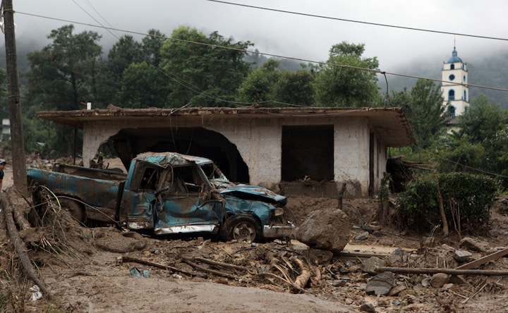 Hurricane Earl hits Mexico's mountains, leaves more than 40 dead