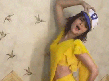 Alia Bhatt dances to Tip Tip Barsa Paani to promote Akshay Kumar's Rustom Alia Bhatt dances to Tip Tip Barsa Paani to promote Akshay Kumar's Rustom