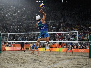 Rio Olympics 2016: Brazil thrill crowd to take gold on home sand in men's beach volleyball Rio Olympics 2016: Brazil thrill crowd to take gold on home sand in men's beach volleyball