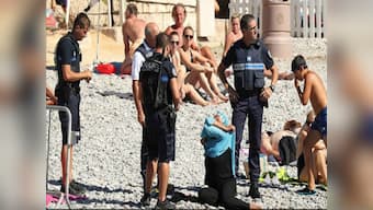 Burkini fiasco: Nice police forces woman to remove tunic, mistaking it for beachwear