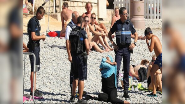 Burkini fiasco: Nice police forces woman to remove tunic, mistaking it for beachwear