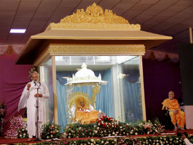 Have lost a father in Pramukh Swami, says PM Narendra Modi Have lost a father in Pramukh Swami, says PM Narendra Modi