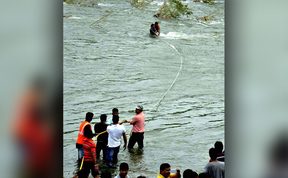 Thousands have left their homes due to floods in Madhya Pradesh and capital Bhopal is the worst hit area. Army has been deployed at several places for relief work. Locals try to rescue three people who were swept away into the Kaliasot river in Bhopal. Photo: PTI Thousands have left their homes due to floods in Madhya Pradesh and capital Bhopal is the worst hit area. Army has been deployed at several places for relief work. Locals try to rescue three people who were swept away into the Kaliasot river in Bhopal. Photo: PTI