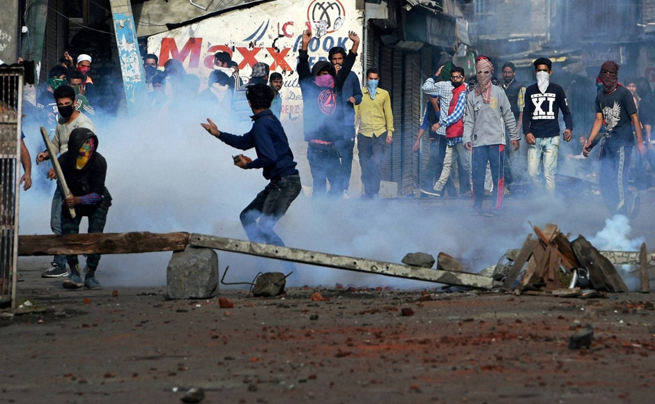 Kashmir unrest: Curfew re-imposed in the Valley after fresh violence ...