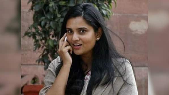 Ramya attacked with eggs by VHP, Bajrang Dal activists in Mangalore for pro-Pakistan remark