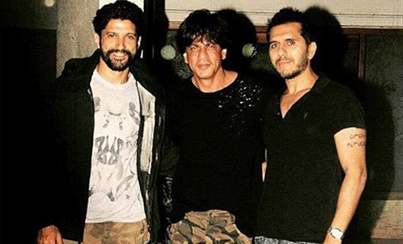 Shah Rukh Khan with Farhan Akhtar and Ritesh Siddhwani. Image courtesy: Twitter/ DieHard Fan SRK