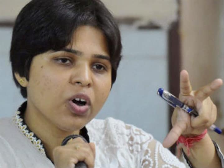 Trupti Desai offers prayer at Haji Ali Dargah but keeps away from the inner sanctum