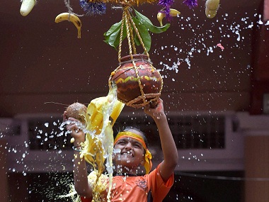 Krishna Janmashtami: Things may get ugly for Fadnavis govt during Dahi Handi events Krishna Janmashtami: Things may get ugly for Fadnavis govt during Dahi Handi events