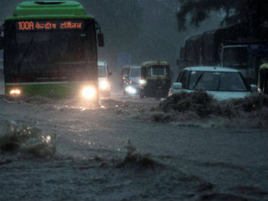 Heavy rains affect traffic movement, lead to waterlogging in Delhi Heavy rains affect traffic movement, lead to waterlogging in Delhi