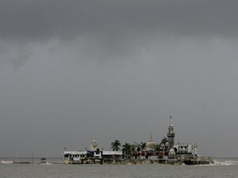 Haji Ali Trust moves SC challenging Bombay HC order on allowing entry to women Haji Ali Trust moves SC challenging Bombay HC order on allowing entry to women