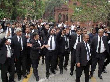 Pakistan blast: Suicide bomber kills at least 70 in Quetta hospital, Islamic State claims responsibility Pakistan blast: Suicide bomber kills at least 70 in Quetta hospital, Islamic State claims responsibility