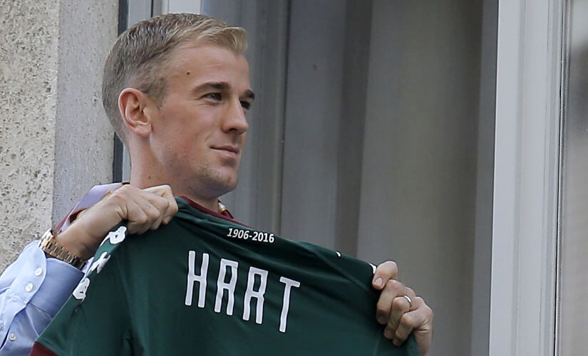 British goalkeeper Joe Hart poses upon his arrival for a medical check before joining the Torino football club from former club Manchester City on August 30, 2016 in Turin. England goalkeeper Joe Hart arrived in Turin on Agust 30 ahead of undergoing a medical that should see him sign a season-long loan deal with the unfashionable Serie A club. Hart, 29, has fallen out of favour with Pep Guardiola at Manchester City following the signing of Claudio Bravo from Barcelona and is set to join Torino in a bid to preserve his club future and international career following England's spectacular Euro 2016 exit. / AFP PHOTO / Marco BERTORELLO