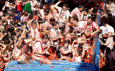 People pelted with tomatoes at Spain's annual Tomatina festival