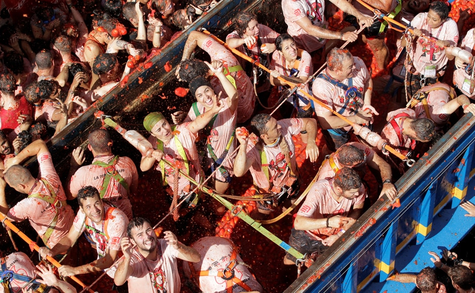 Around 160 tons of tomatoes were offloaded from six trucks into the crowd for an hour-long battle. There were many foreigners among the 20,000 participants. Photo: Reuters Around 160 tons of tomatoes were offloaded from six trucks into the crowd for an hour-long battle. There were many foreigners among the 20,000 participants. Photo: Reuters