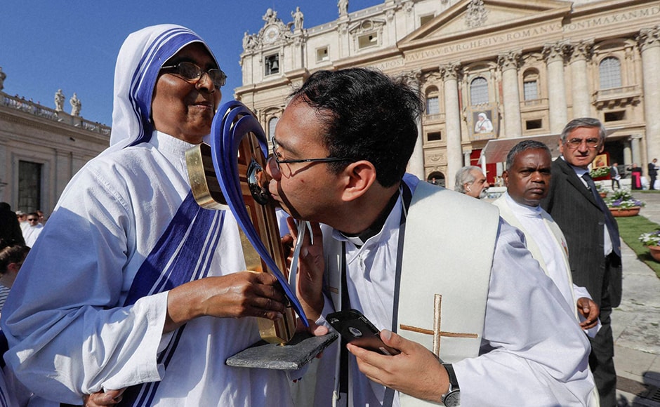 A priest kisses the relics of Mother Teresa prior to the start of a Mass celebrated by Pope Francis. AP A priest kisses the relics of Mother Teresa prior to the start of a Mass celebrated by Pope Francis. AP