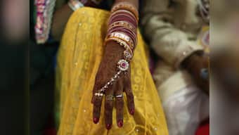 Cauvery issue: Braving Karnataka bandh, bride walks miles to reach Tamil Nadu