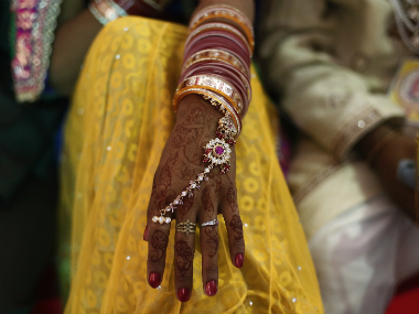Cauvery issue: Braving Karnataka bandh, bride walks miles to reach Tamil Nadu Cauvery issue: Braving Karnataka bandh, bride walks miles to reach Tamil Nadu