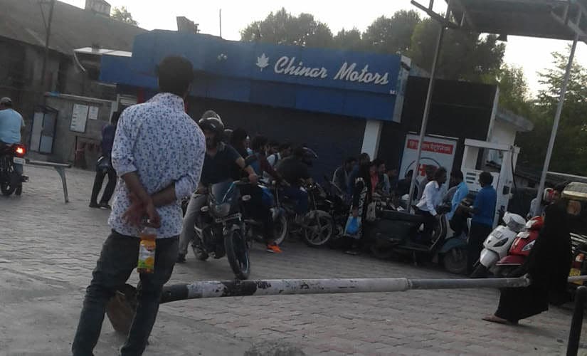 Motorists queuing at the petrol pump. Image: Ishfaq Naseem / Firstpost