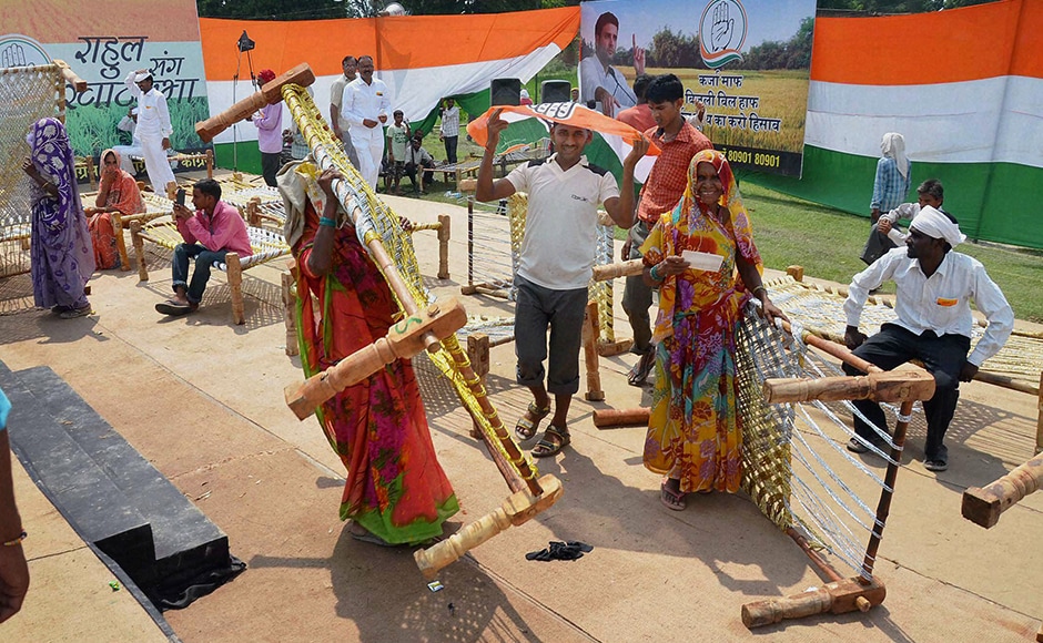 The organisers of his campaign seemed to have learnt little after the Deoria incident. They still kept cots for the farmers, however, anticipating similar khat-loot, announcements of The organisers of his campaign seemed to have learnt little after the Deoria incident. They still kept cots for the farmers, however, anticipating similar khat-loot, announcements of