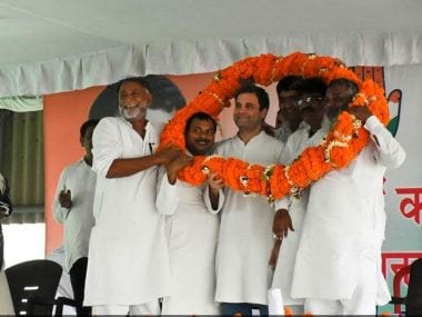 Congress vice-president Rahul Gandhi in Deoria on Tuesday with party members. Image credit: News18