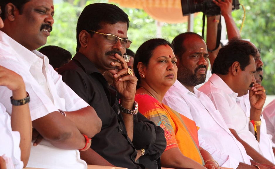Opposition parties on Friday extended support to a day long bandh called by various farmers' and workers' bodies over the raging Cauvery dispute. V Srinivasulu Opposition parties on Friday extended support to a day long bandh called by various farmers' and workers' bodies over the raging Cauvery dispute. V Srinivasulu