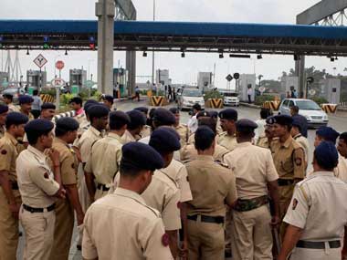 Thane: 13 booked for beating up Nashik couple, molesting woman at toll both Thane: 13 booked for beating up Nashik couple, molesting woman at toll both