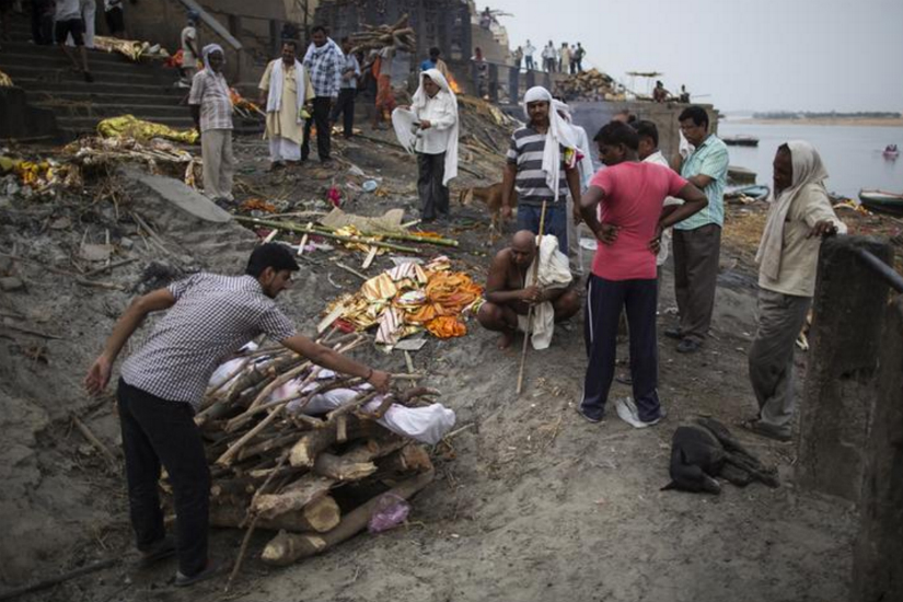 Flood-hit Varanasi doms get a few dead to cremate Flood-hit Varanasi doms get a few dead to cremate