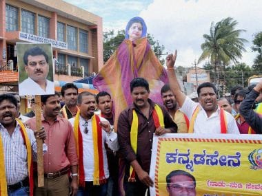Chikmagular: Kannada Sena activists protest against the Supreme Court directive to release Cauvery water to Tamil Nadu, in Chikmagalur on Tuesday. PTI Photo (PTI9_6_2016_000160B)