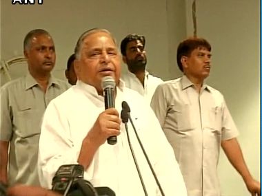 Truce in sight? Mulayam Singh Yadav firefights, meets Akhilesh Yadav and Shivpal Yadav Truce in sight? Mulayam Singh Yadav firefights, meets Akhilesh Yadav and Shivpal Yadav