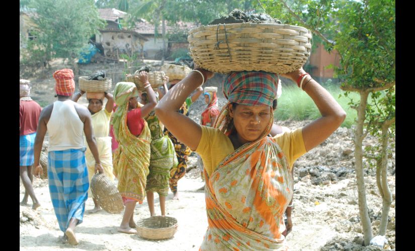 Daily wage labourers in Singur. Firstpost/Saadia Azim